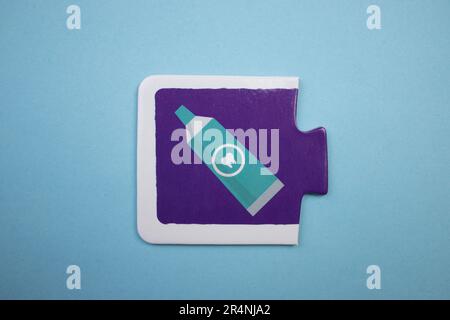 Des puzzles d'information, photographiés d'en haut, placés sur un fond bleu. Dentifrice. Banque D'Images