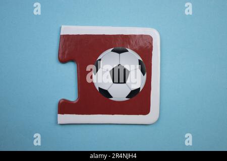 Des puzzles d'information, photographiés d'en haut, placés sur un fond bleu. Ballon de football Banque D'Images