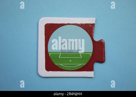 Des puzzles d'information, photographiés d'en haut, placés sur un fond bleu. Une forteresse de football. Banque D'Images