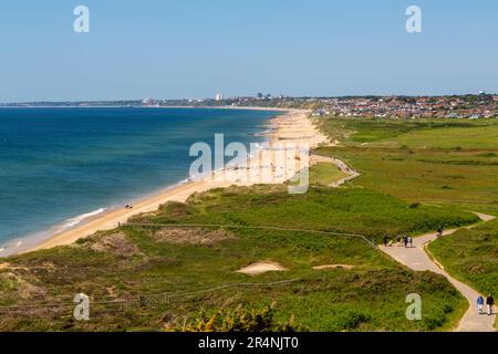 Hengistbury Head, Mudeford Spit, Christchurch, Dorset Royaume-Uni. 29th mai 2023. Temps au Royaume-Uni : chaud et ensoleillé à Hengistbury Head, les visiteurs affluent dans la région pour profiter au maximum du soleil le lundi de vacances de Spring Bank. Crédit : Carolyn Jenkins/Alay Live News Banque D'Images