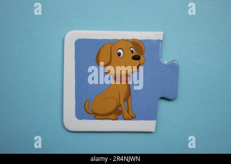 Des puzzles d'information, photographiés d'en haut, placés sur un fond bleu. Un chien de compagnie. Banque D'Images