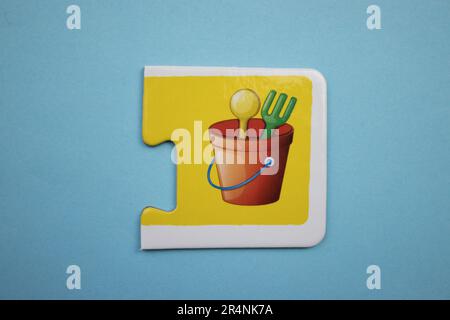 Casse-têtes d'information placés sur un fond bleu. Jouets des fêtes Banque D'Images