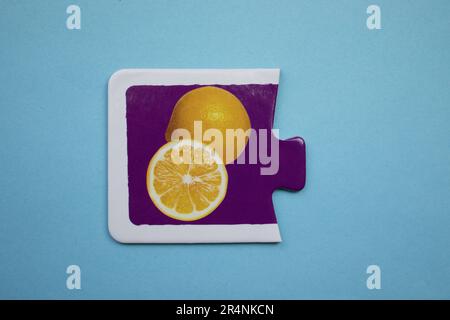 Casse-têtes d'information placés sur un fond bleu. Orange tranché. Banque D'Images