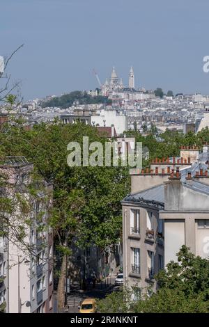 Paris, France - 05 20 2023: . Vue sur le quartier de Montmartre et la basilique du coeur sacré depuis la place des Chaufouriers Banque D'Images
