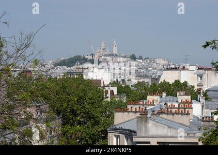Paris, France - 05 20 2023: . Vue sur le quartier de Montmartre et la basilique du coeur sacré depuis la place des Chaufouriers Banque D'Images