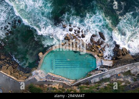 Vue aérienne par drone de la piscine de l'océan Bronte à Sydney, Nouvelle-Galles du Sud Australie Banque D'Images