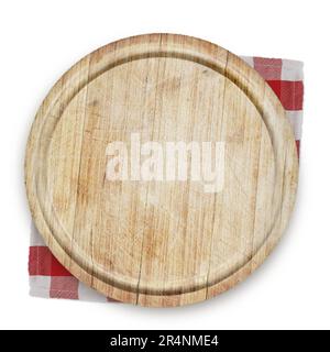 Panneau rond en bois pour couper les aliments isolés sur fond blanc avec serviette rouge pour couche. Banque D'Images