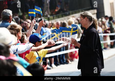 Le roi de Suède Carl XVI Gustaf et la reine Silvia lors d'une visite à Linköping, en Suède, jeudi, à l'occasion du Jubilé du Trône de 50th du roi de Suède. Dans la photo: Personnes avec des drapeaux suédois le long de Storgatan, Linköping. Banque D'Images