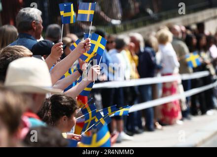 Le roi de Suède Carl XVI Gustaf et la reine Silvia lors d'une visite à Linköping, en Suède, jeudi, à l'occasion du Jubilé du Trône de 50th du roi de Suède. Dans la photo: Personnes avec des drapeaux suédois le long de Storgatan, Linköping. Banque D'Images