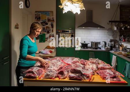 femme à la maison cuisine trie la viande biologique Banque D'Images