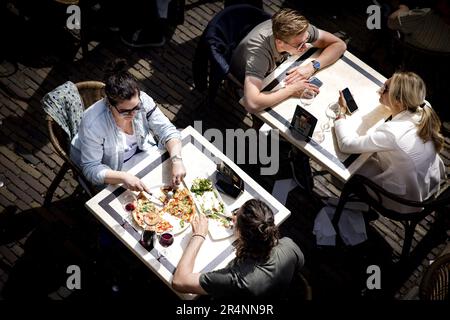 UTRECHT - les voyageurs d'une journée s'assoient sur la terrasse le lundi blanc. Beaucoup de gens sortent ce jour de congé. ANP RAMON VAN FLYMEN pays-bas sortie - belgique sortie Banque D'Images