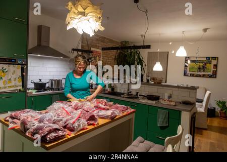 femme à la maison cuisine trie la viande biologique Banque D'Images