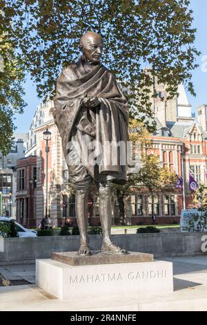 Statue du Mahatma Gandhi, place du Parlement, Londres, Angleterre, Royaume-Uni Banque D'Images