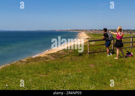 Hengistbury Head, Mudeford Spit, Christchurch, Dorset Royaume-Uni. 29th mai 2023. Temps au Royaume-Uni : chaud et ensoleillé à Hengistbury Head, les visiteurs affluent dans la région pour profiter au maximum du soleil le lundi de vacances de Spring Bank. Crédit : Carolyn Jenkins/Alay Live News Banque D'Images