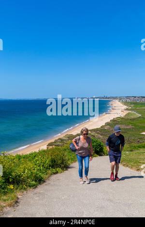 Hengistbury Head, Mudeford Spit, Christchurch, Dorset Royaume-Uni. 29th mai 2023. Temps au Royaume-Uni : chaud et ensoleillé à Hengistbury Head, les visiteurs affluent dans la région pour profiter au maximum du soleil le lundi de vacances de Spring Bank. Crédit : Carolyn Jenkins/Alay Live News Banque D'Images