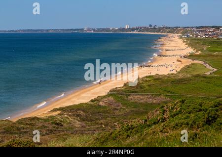 Hengistbury Head, Mudeford Spit, Christchurch, Dorset Royaume-Uni. 29th mai 2023. Temps au Royaume-Uni : chaud et ensoleillé à Hengistbury Head, les visiteurs affluent dans la région pour profiter au maximum du soleil le lundi de vacances de Spring Bank. Crédit : Carolyn Jenkins/Alay Live News Banque D'Images