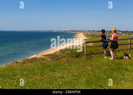 Hengistbury Head, Mudeford Spit, Christchurch, Dorset Royaume-Uni. 29th mai 2023. Temps au Royaume-Uni : chaud et ensoleillé à Hengistbury Head, les visiteurs affluent dans la région pour profiter au maximum du soleil le lundi de vacances de Spring Bank. Crédit : Carolyn Jenkins/Alay Live News Banque D'Images