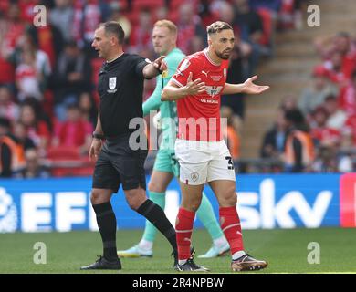 Londres, Royaume-Uni. 29th mai 2023. Adam Phillips de Barnsley est envoyé par l'arbitre Tim Robinson lors du match Sky Bet League 1 au stade Wembley, Londres. Le crédit photo devrait se lire: David Klein/Sportimage crédit: Sportimage Ltd/Alay Live News Banque D'Images