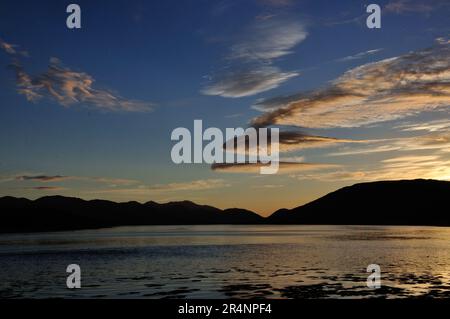 Der Abendhimmel über dem Loch Eil BEI Corpach in der Nähe von fort William in Schottland wird zu einem unvergesslichen Erlebnis. - Le soir, le ciel ove Banque D'Images