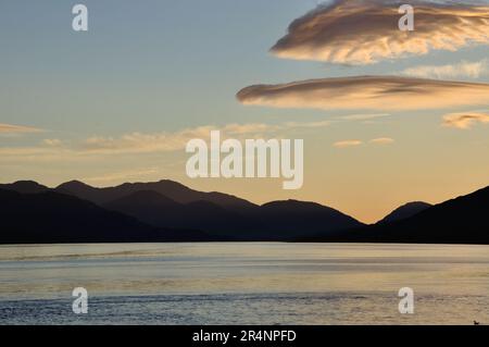 Der Abendhimmel über dem Loch Eil BEI Corpach in der Nähe von fort William in Schottland wird zu einem unvergesslichen Erlebnis. - Le soir, le ciel ove Banque D'Images