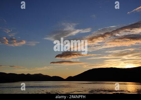 Der Abendhimmel über dem Loch Eil BEI Corpach in der Nähe von fort William in Schottland wird zu einem unvergesslichen Erlebnis. - Le soir, le ciel ove Banque D'Images