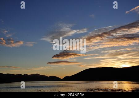 Der Abendhimmel über dem Loch Eil BEI Corpach in der Nähe von fort William in Schottland wird zu einem unvergesslichen Erlebnis. - Le soir, le ciel ove Banque D'Images