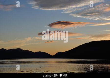 Der Abendhimmel über dem Loch Eil BEI Corpach in der Nähe von fort William in Schottland wird zu einem unvergesslichen Erlebnis. - Le soir, le ciel ove Banque D'Images