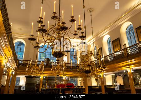 La synagogue Bevis Marks (Londres), la plus ancienne synagogue en activité permanente de Grande-Bretagne, a ouvert ses portes en 1701 et a été restaurée en 2023, montrant l'intérieur éclairé aux chandelles. Banque D'Images