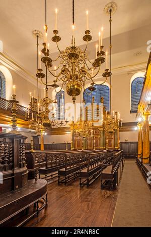 La synagogue Bevis Marks (Londres), la plus ancienne synagogue en activité permanente de Grande-Bretagne, a ouvert ses portes en 1701 et a été restaurée en 2023, montrant l'intérieur éclairé aux chandelles. Banque D'Images