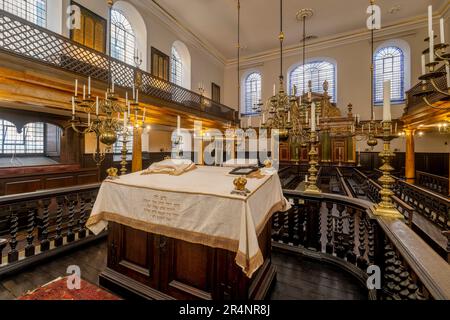 La synagogue Bevis Marks (à l'intérieur, en journée), la plus ancienne synagogue de Grande-Bretagne en activité continue, a ouvert ses portes en 1701 et a été restaurée en 2023. Banque D'Images