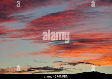 Der Abendhimmel über dem Loch Eil BEI Corpach in der Nähe von fort William in Schottland wird zu einem unvergesslichen Erlebnis. - Le soir, le ciel ove Banque D'Images