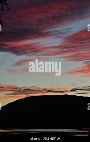 Der Abendhimmel über dem Loch Eil BEI Corpach in der Nähe von fort William in Schottland wird zu einem unvergesslichen Erlebnis. - Le soir, le ciel ove Banque D'Images