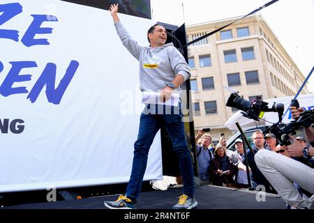 Bruxelles, Belgique. 29th mai 2023. Tom Van Grieken, président de Vlaams Belang, arrive à une réunion de protestation du parti d'extrême-droite flamand Vlaams Belang à Bruxelles, en Belgique, sur 29 mai 2023. Crédit: ALEXANDROS MICHAILIDIS/Alamy Live News Banque D'Images