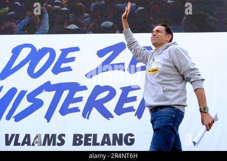 Bruxelles, Belgique. 29th mai 2023. Tom Van Grieken, président de Vlaams Belang, arrive à une réunion de protestation du parti d'extrême-droite flamand Vlaams Belang à Bruxelles, en Belgique, sur 29 mai 2023. Crédit: ALEXANDROS MICHAILIDIS/Alamy Live News Banque D'Images