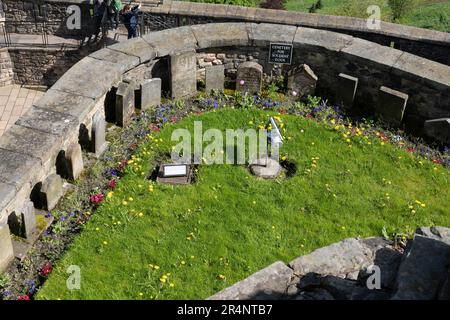 Cimetière pour chiens de soldats au château d'Édimbourg, en Écosse, au Royaume-Uni. Petit jardin cimetière pour chiens de soldats régimentaires et officiers qui da Banque D'Images