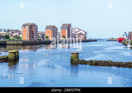 Vue vers l'ouest le long de la rivière Ayr vers le port d'Ayr, Ayr, Ayrshire, Écosse, Royaume-Uni Banque D'Images