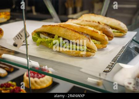 Sandwichs présentés dans une boulangerie française, gros plan. Paris, France. Banque D'Images