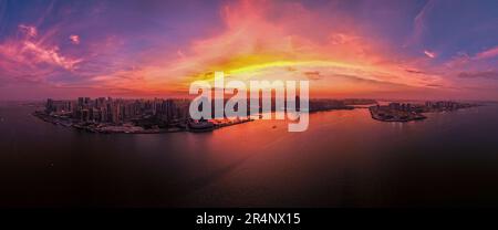 (230529) -- ZHANJIANG, 29 mai 2023 (Xinhua) -- cette photo aérienne prise le 17 octobre 2022 montre la vue de la baie de Jinsha dans la ville de Zhanjiang, dans la province de Guangdong au sud de la Chine. Bordant la mer de Chine méridionale à l'est et le golfe de Beibu à l'ouest et faisant face à l'île de Hainan au sud, à travers le détroit de Qiongzhou, La ville de Zhanjiang, dans la province de Guangdong, au sud de la Chine, possède la plus grande superficie de mangrove du pays et constitue une base importante de produits aquatiques. Ces dernières années, la ville a mis l'accent sur le développement des industries vertes et de l'économie marine. (Photo de Lang Shuche Banque D'Images