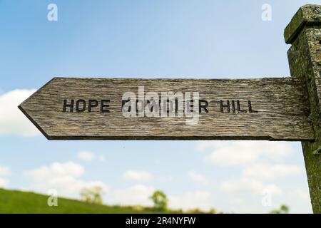 Panneau en bois indiquant la direction de la marche vers Hope Bowdler Hill dans les collines Shropshire, près de Church Stretton à Shropshire, Royaume-Uni Banque D'Images