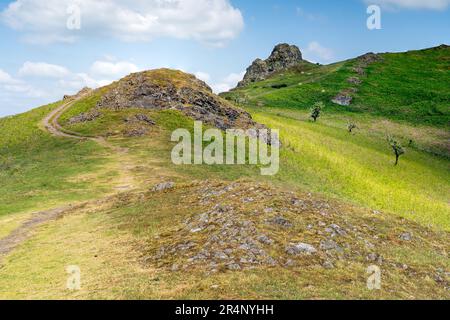 Une vue de Hope Bowdler Hill dans le Shropshire avec la pierre de Gaer au sommet dans la zone Shropshire Hills de la beauté naturelle AONB Banque D'Images