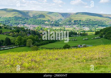 Une vue vers la ville de marché de l'église Stretton de Hope Bowdler Hill dans le Shropshire Hills Area of Natural Beauty AONB, Royaume-Uni avec le long Mynd Hi Banque D'Images