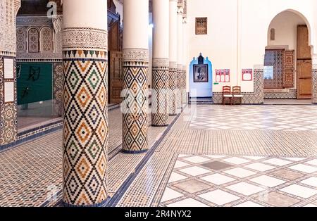 La cour intérieure du musée de Marrakech ou du musée de Marrakech. Le bâtiment est l'ancien Palais Dar Minebhi décoré de mosaïques zellij Banque D'Images