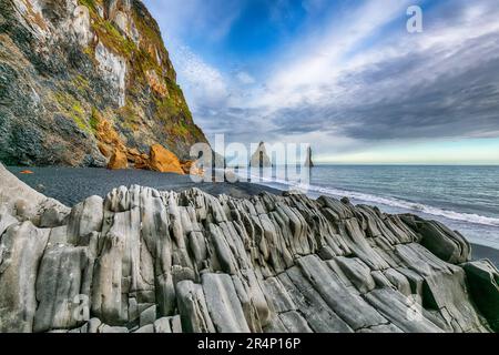 Magnifique paysage avec formations rocheuses de basalte Troll toes sur Black Beach Reynisfjara près du village de Vik. Emplacement : plage de Reynisfjara, village de Vik Banque D'Images