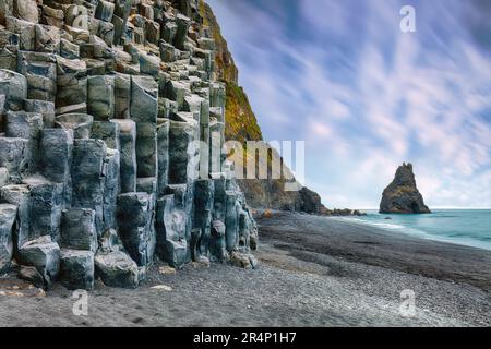 Vue imprenable sur les formations rocheuses Troll toes sur Black Beach Reynisfjara près du village de Vik. Emplacement : plage de Reynisfjara, village de Vik, Islande Banque D'Images