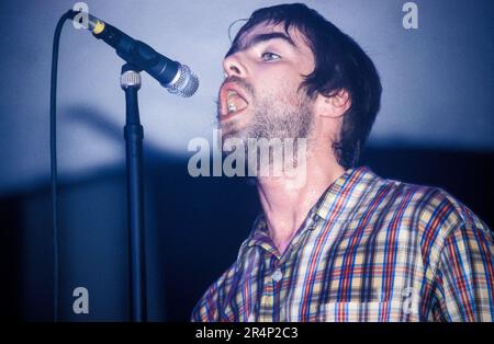 Liam Gallagher d'Oasis à Cardiff International Arena CIA à l'occasion de la tournée « être ici maintenant » à Cardiff, pays de Galles, Royaume-Uni, le 10 décembre 1997. Photo : Rob Watkins Banque D'Images
