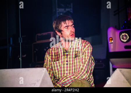 OASIS, BE HERE NOW TOUR, 1997 : Liam Gallagher de Oasis à Cardiff International Arena CIA sur la tournée Be Here Now Tour à Cardiff, pays de Galles, Royaume-Uni, le 10 décembre 1997. Photo : Rob Watkins Banque D'Images