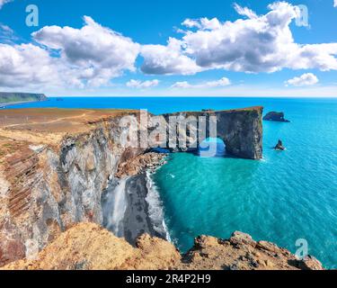 Paysage étonnant avec arche de basalte unique sur la réserve naturelle de Dyrholaey sur la côte sud de l'Atlantique. Lieu: Cape Dyrholaey, village de Vik i Myrdal, Kat Banque D'Images