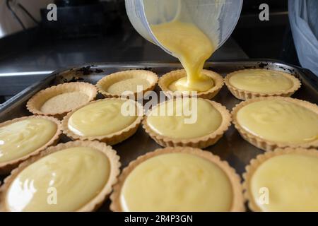 Zesty et irrésistible - tartes au citron servies sur un plateau en métal, vous tenterez avec leur base de pâtisserie douce et minable. Banque D'Images