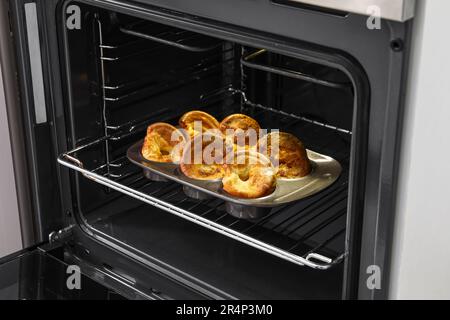 Moule à pâtisserie avec délicieux Yorkshire pudding au four Banque D'Images