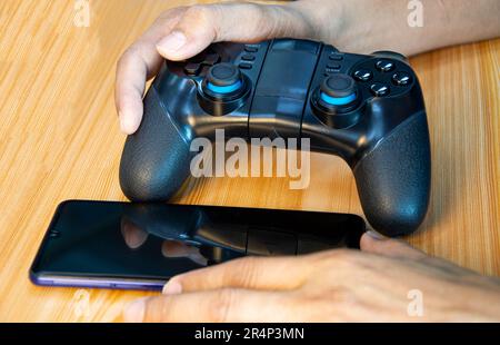 Vue avant de la manette de jeu placée sur un plancher en bois Banque D'Images